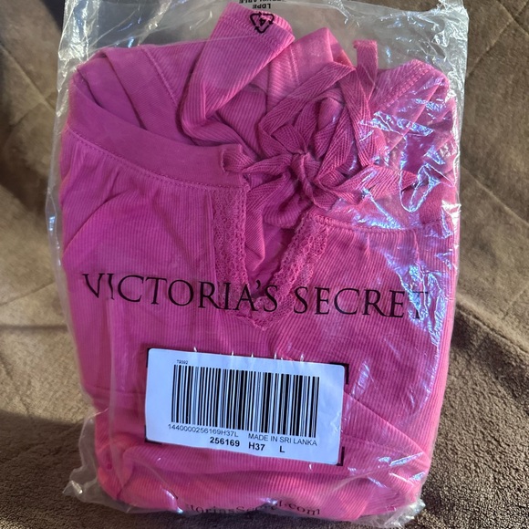 NWOT VICTORIA’S SECRET BRA IN TOP (SMALL) - Picture 1 of 8